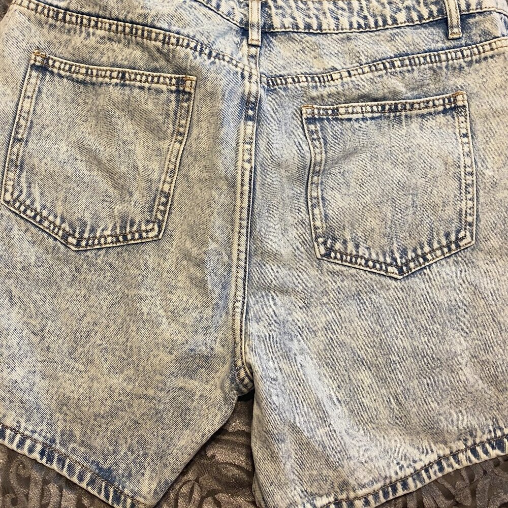 Size large, mixed white and blue